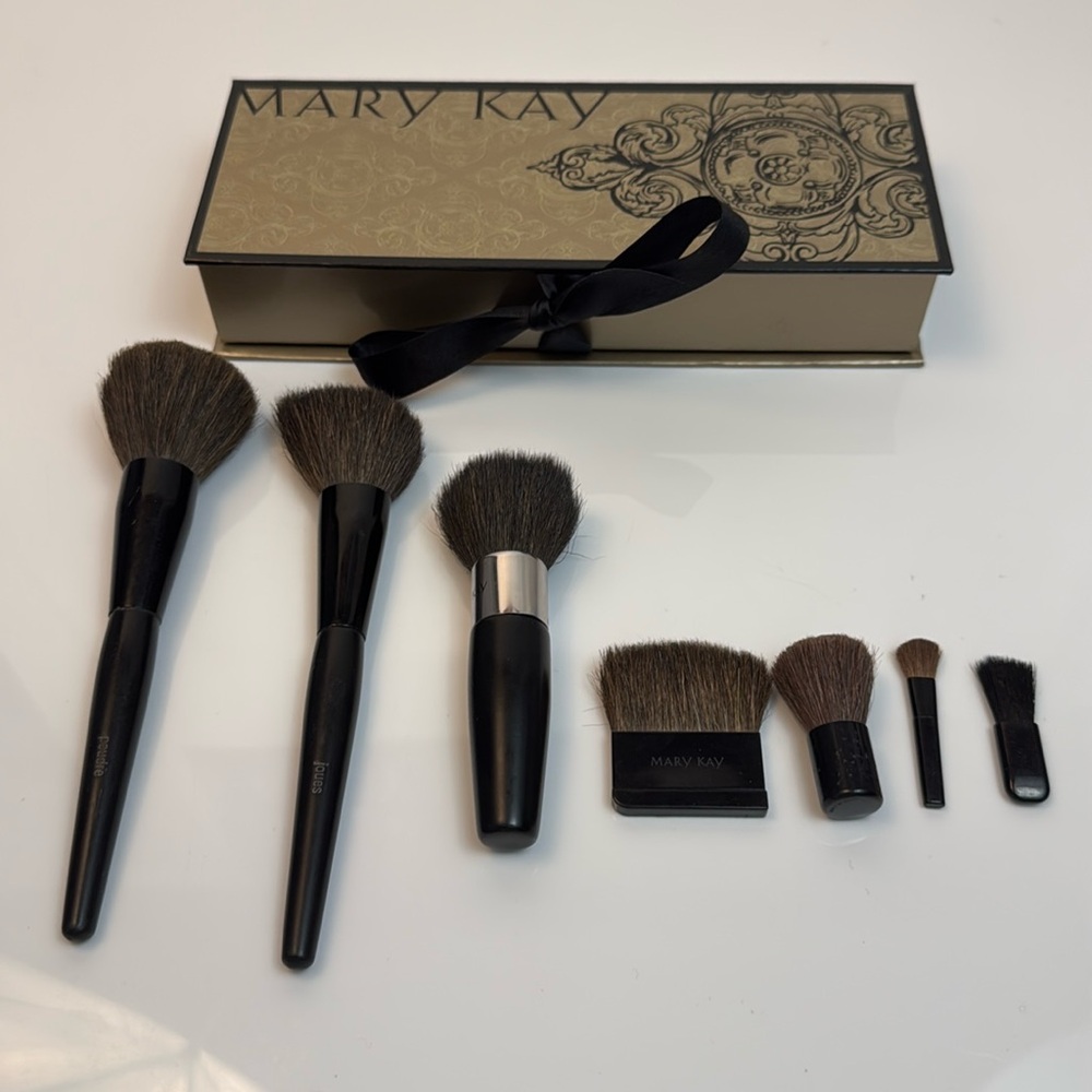 ‼️Bundle 3+items/50% off‼️Mary Kay set of 7 makeup brushes and box